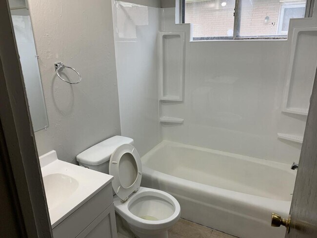 Building Photo - 2608 SE 45th St