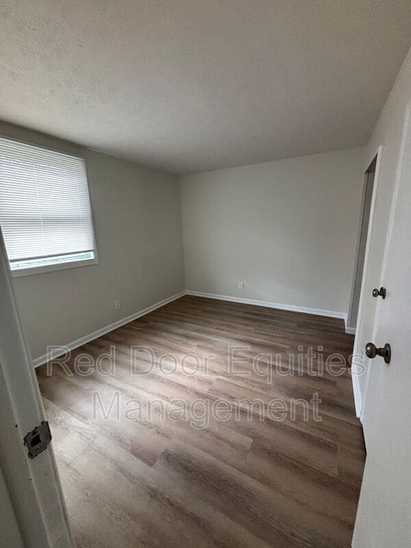 Building Photo - 709 W 6th Ave