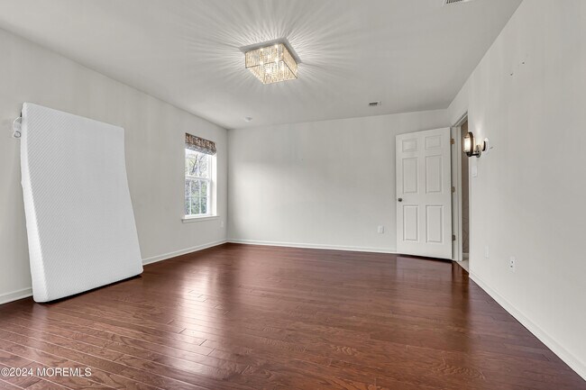 Building Photo - 44 Begonia Ln