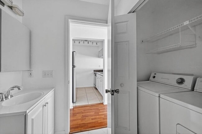 Building Photo - 5440 S MacDill Ave