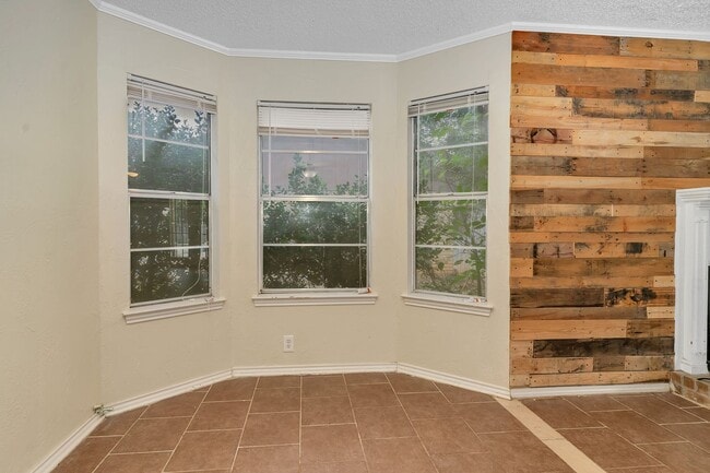 Building Photo - 1602 Spring Branch Dr