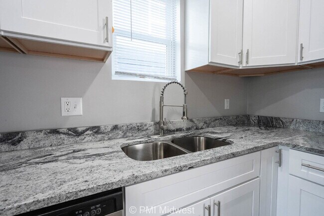 Building Photo - "Charming 3-Bed, 2-Bath Townhouse Retreat ...