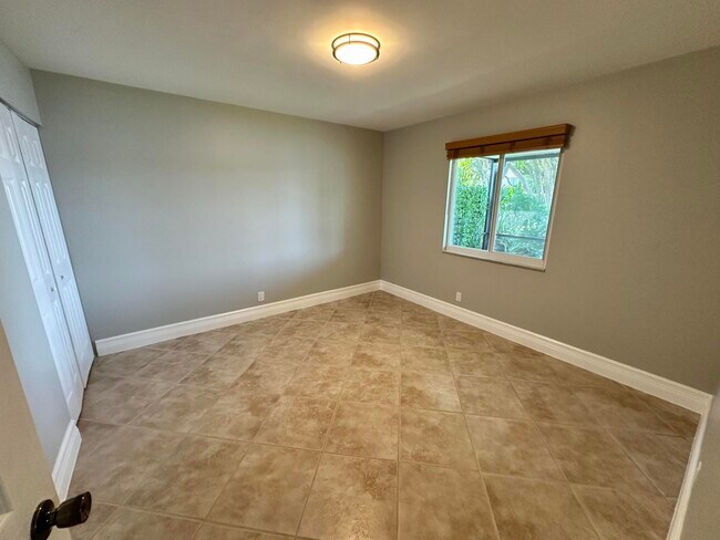 Building Photo - 17 Tara Lakes Dr E