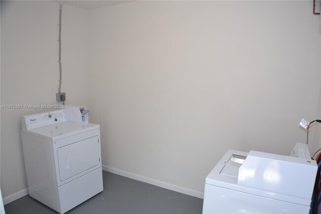 Building Photo - 1454 Holly Heights Dr