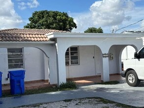Building Photo - 526 SW 64th Ave