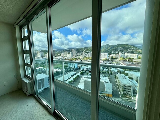 Building Photo - 1450 Young St