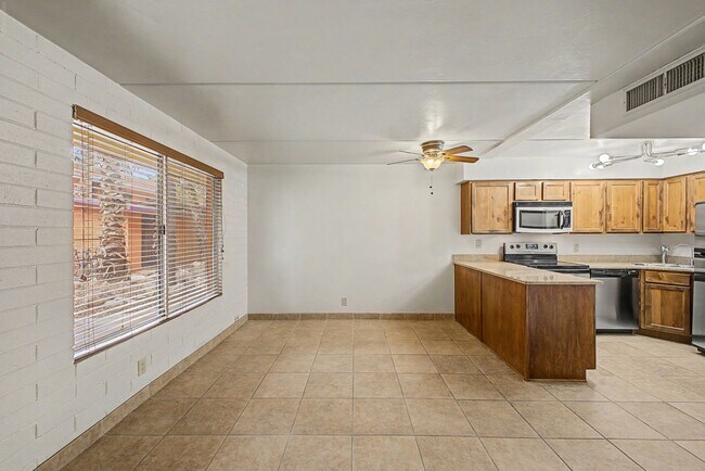 Building Photo - University/ Downtown- 1 bedroom first floor condo