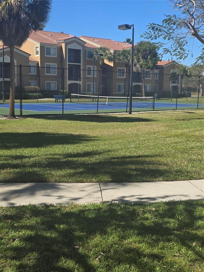 Building Photo - 7970 N Nob Hill Rd