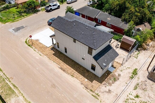 Building Photo - 230 N Pino St