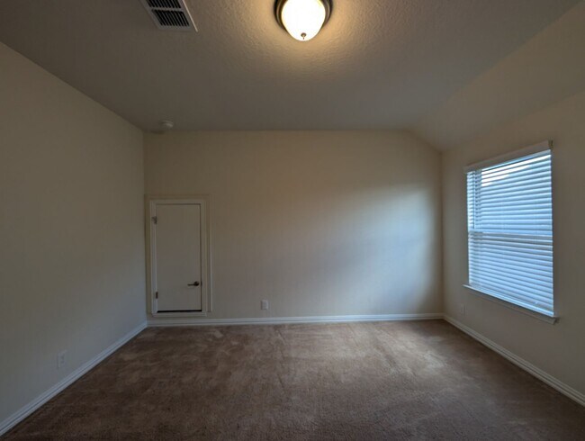 Building Photo - 4/2.5/2 with Large Game Room / Near Gruene...