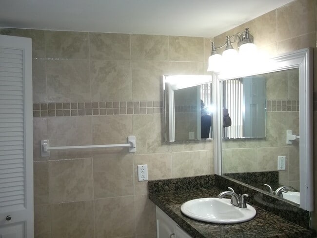 Building Photo - 767 SE 1st Way