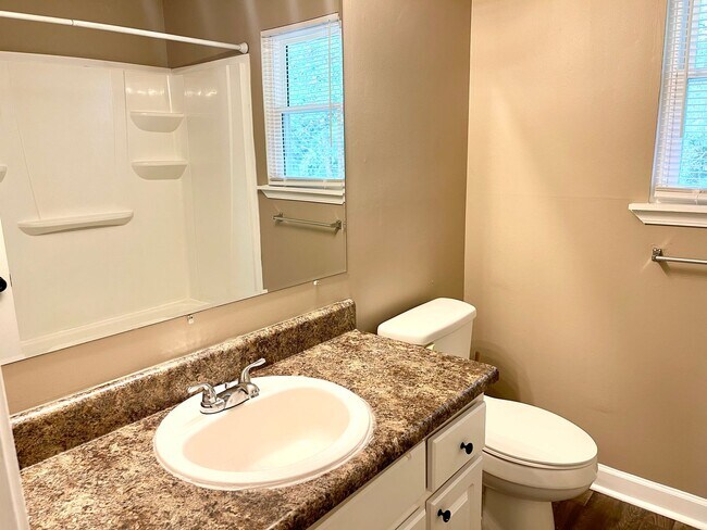 Building Photo - Welcome to this sleek and modern 2 bedroom...