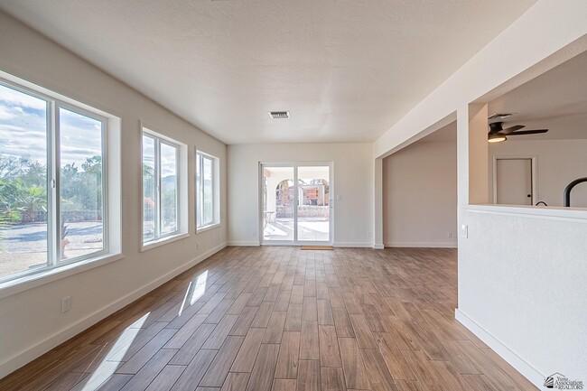 Building Photo - 12175 S Ironwood Dr