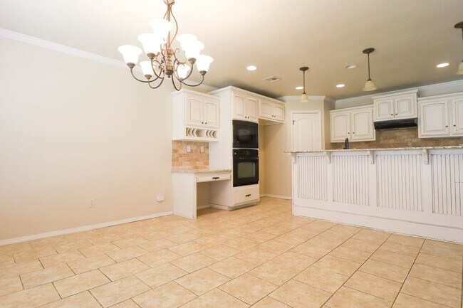 Building Photo - Spacious 4 bedroom 3 bathroom home In Sand Springs