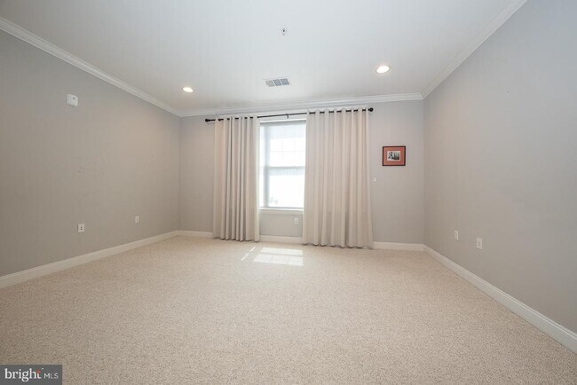 Building Photo - 300 W Elm St