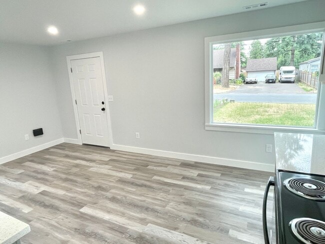 Building Photo - Powellhurst-Gilbert Remodeled Bungalow, Fenced Yard, Off-Street Parking, In-Unit Laundry