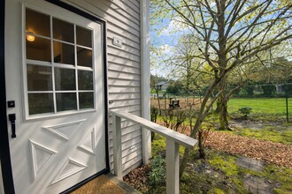 Building Photo - Open & Bright SW Portland 3 Bedroom Home - End Unit & Nature Views