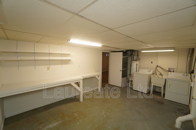 Building Photo - 2258 W Maplewood Ave