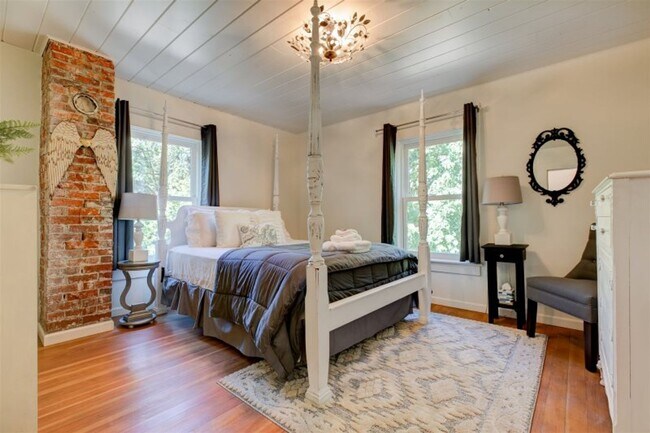 Building Photo - Beautifully Renovated 5 Bedroom Farmhouse outside of Newberg