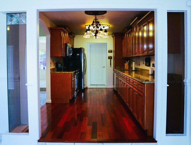 Building Photo - Spacious 4-Bed, 3-Bath Belle Isle Home wit...