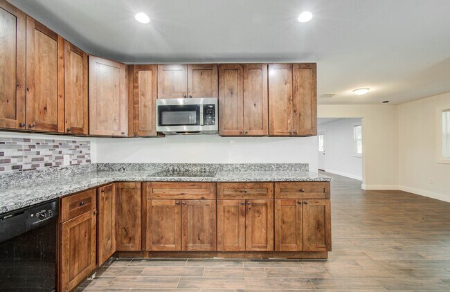 Building Photo - 536 Robert E Lee Dr