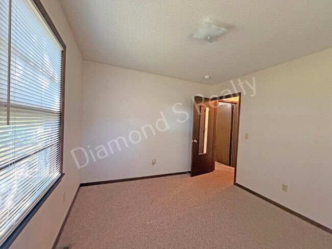 Building Photo - Charming 3 Bedroom Unit Available!