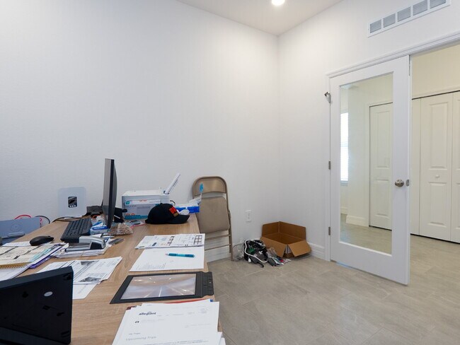 Building Photo - Move in now with zero deposit! This stunni...