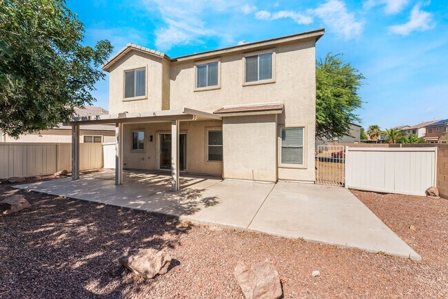 Building Photo - You're going to love this 4 bedroom 2.5 bath! Looks and Feels Brand New!