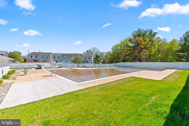 Building Photo - 2125 Cedar Barn Way