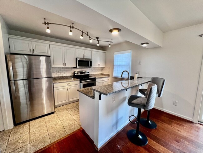 Building Photo - Gorgeous end unit condo