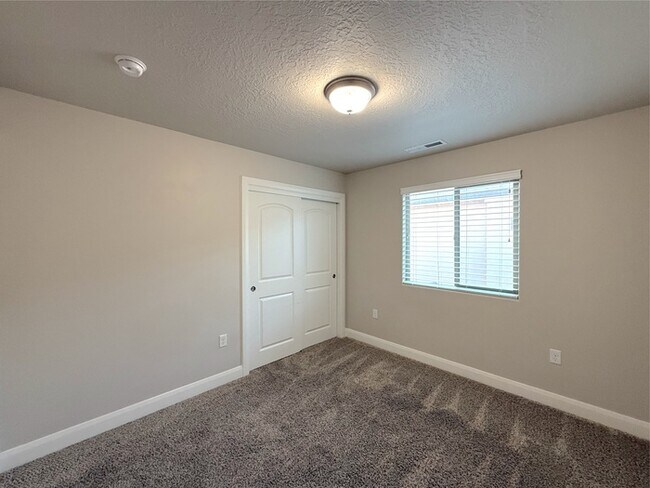 Building Photo - 505 E Ruby Pl