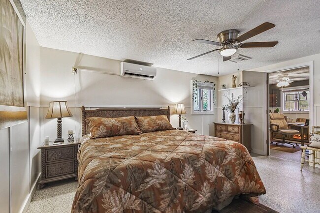 Building Photo - "Charming 3-Bed, 2-Bath Oasis at 1011a Sou...