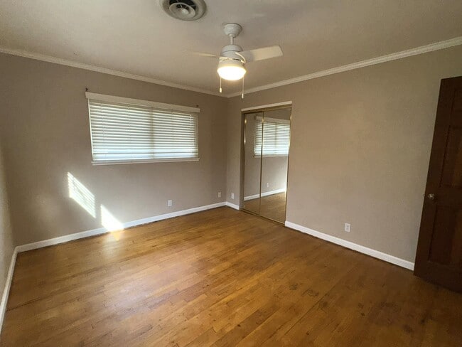 Building Photo - 454 W Twain Ave