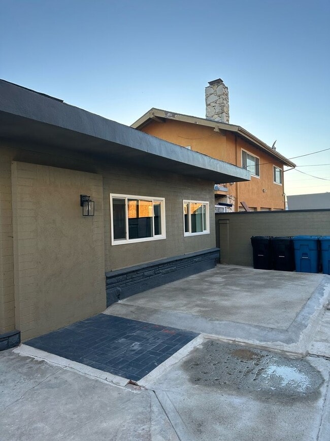 Building Photo - Hillcrest