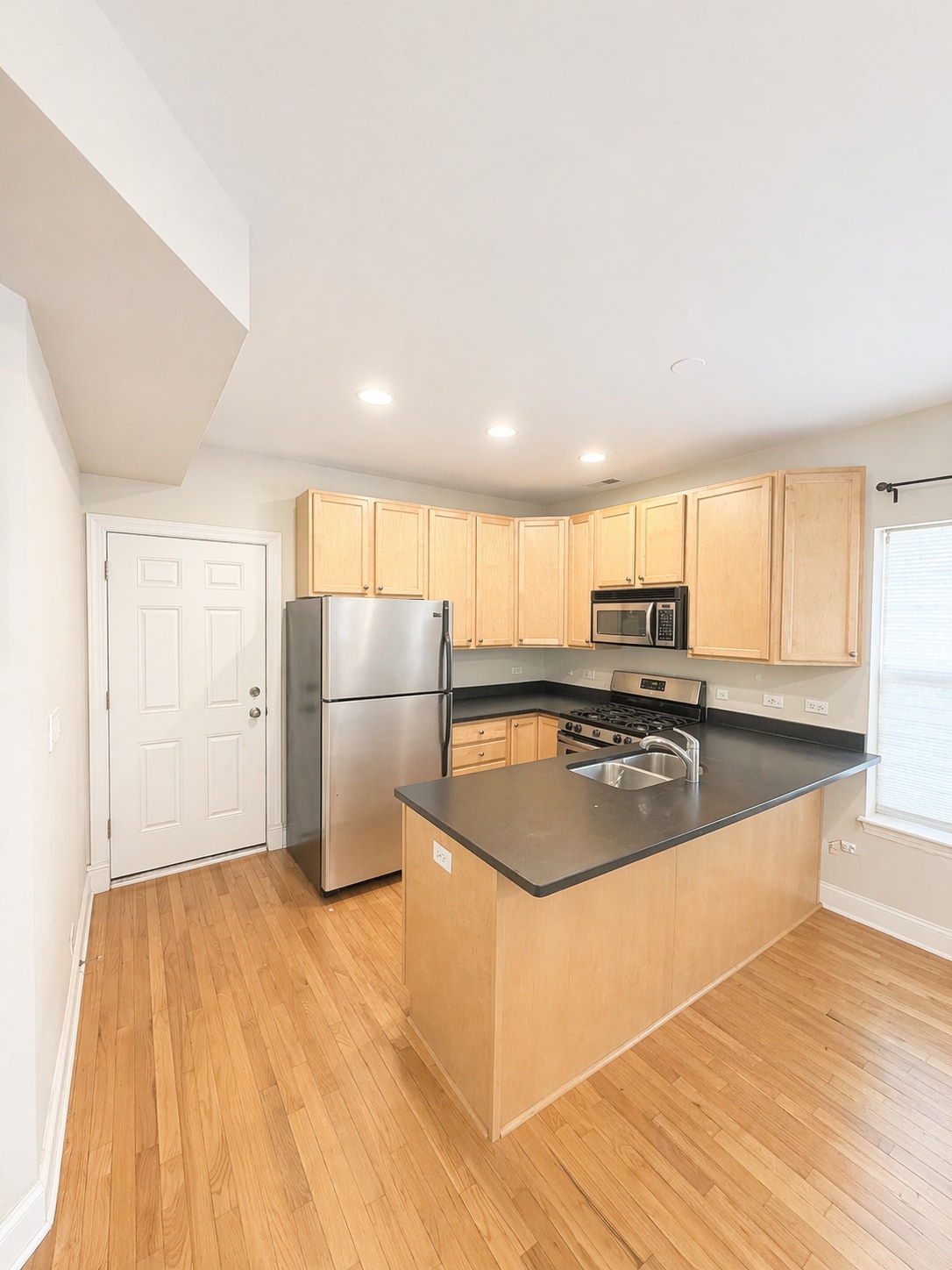 Building Photo - 6815 N Lakewood Ave