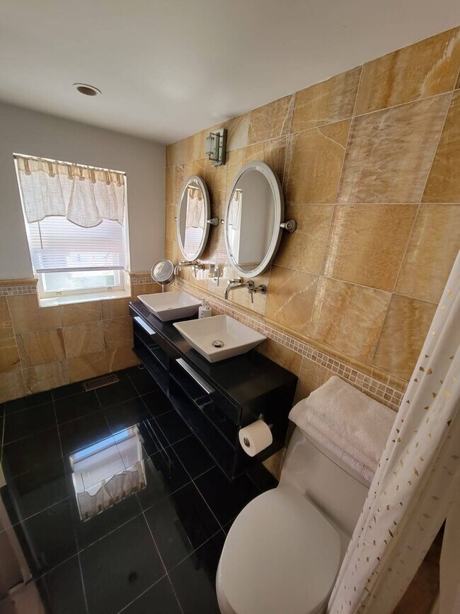 MASTER BEDROOM BATHROOM - 1834 Brandywine St