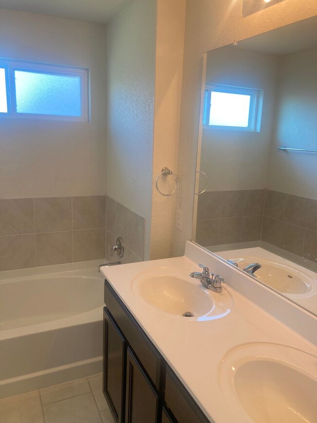 Building Photo - ZERO APPLICATION FEE FOR THIS STUNNING 4 BR, SINGLE STORY HOME!