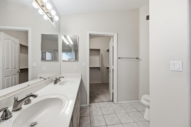 Building Photo - 1025 W Jeanine Dr