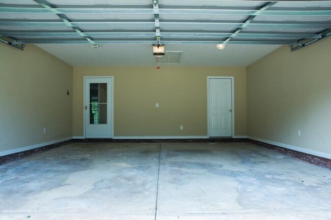 Building Photo - 3 Bed 2 Bath 2 Car Garage - North Columbus