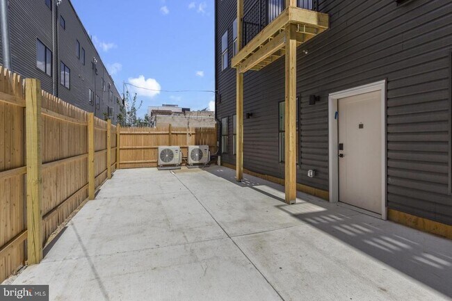 Building Photo - 2214 N Front St