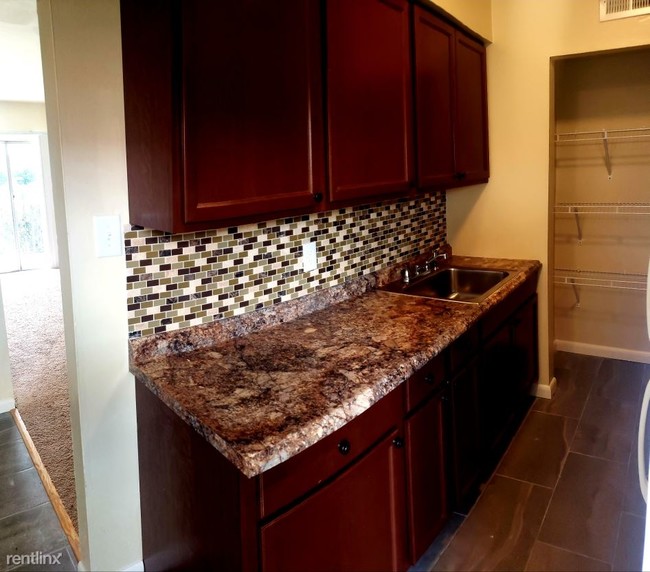 Building Photo - 2 br, 1 bath  - 1700 Carlisle Ave
