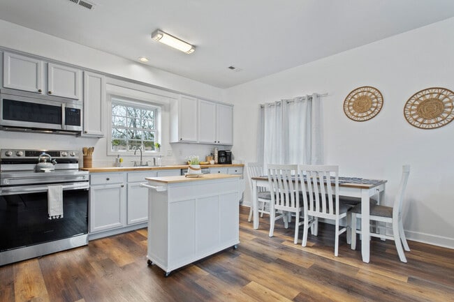 Building Photo - 343 Henderson Ave