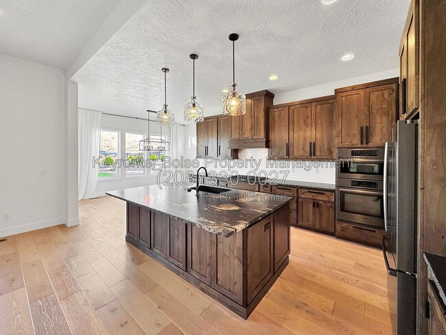 Building Photo - 5298 W Parkridge Dr