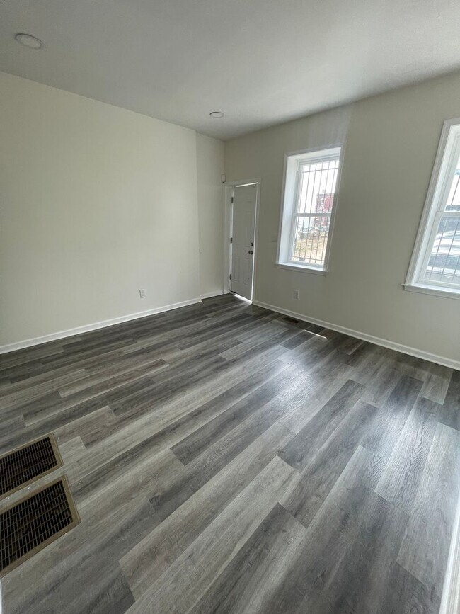Building Photo - 3-Bedroom Home with Modern Finishes & Spacious Backyard