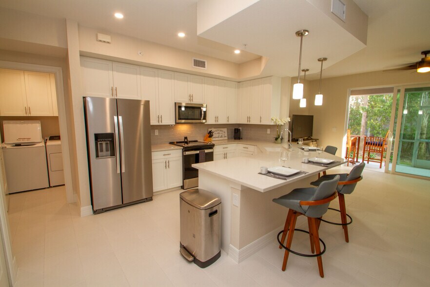 Kitchen - 262 Indies Dr E