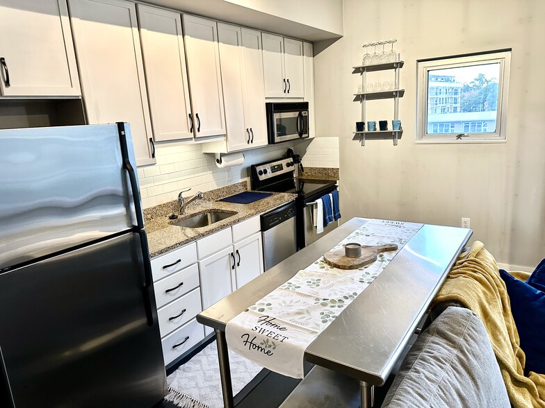 Building Photo - 620 Glen Iris Dr NE
