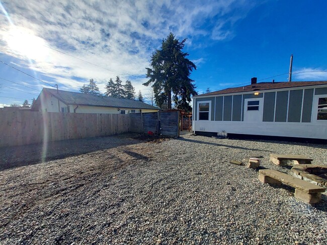 Building Photo - 2 bedroom 1 bath home with huge fenced in ...