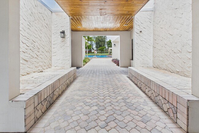 Building Photo - 8511 Old Country Manor