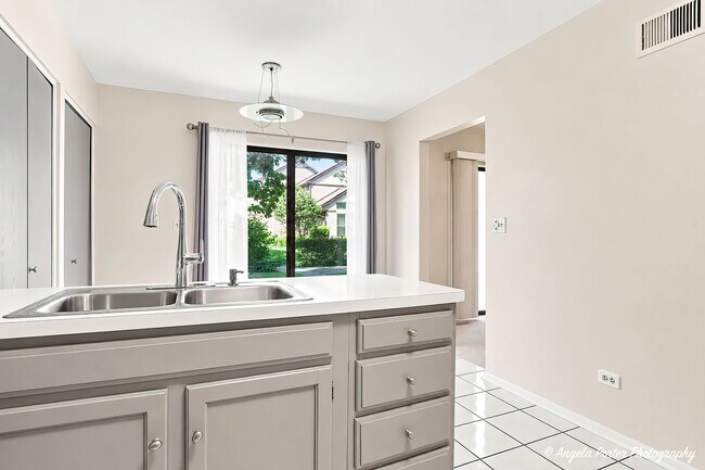 Building Photo - 246 Shadow Bend Dr