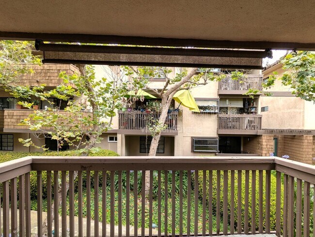 Building Photo - 8850 Villa La Jolla Dr